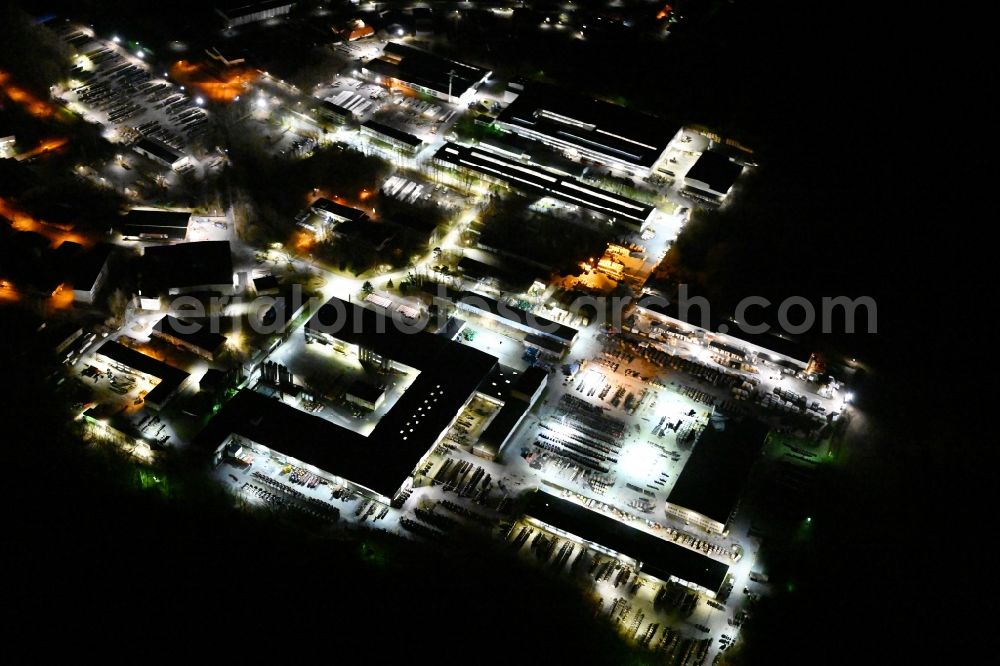 Schwerin at night from the bird perspective: Night lighting building and production halls on the premises of Prysmian Kabel und Systeme GmbH on Siemensplatz in Schwerin in the state Mecklenburg - Western Pomerania, Germany