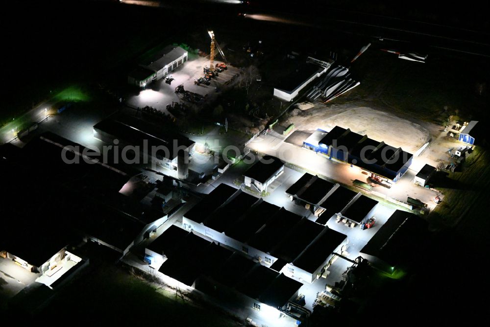 Heideland at night from the bird perspective: Night lighting building and production halls on the premises of RASMUS GmbH on street Schortentalstrasse in Heideland in the state Thuringia, Germany