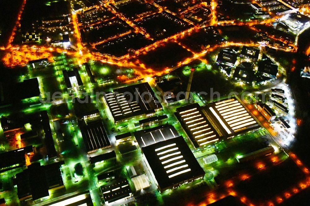 Hennigsdorf at night from the bird perspective: Night lighting Building and production halls on the premises on Rathenaupark - Technologiepark in Hennigsdorf in the state Brandenburg, Germany