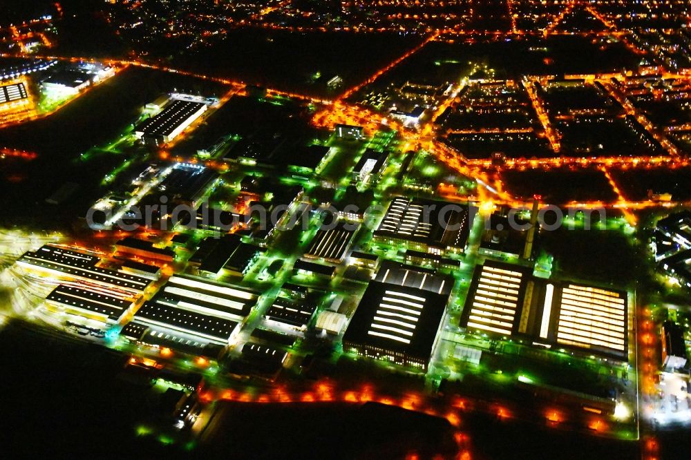 Aerial photograph at night Hennigsdorf - Night lighting Building and production halls on the premises on Rathenaupark - Technologiepark in Hennigsdorf in the state Brandenburg, Germany