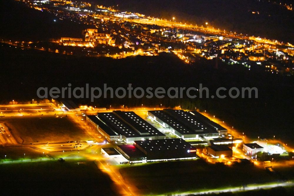 Aerial photograph at night Eisenach - Night lighting Building and production halls on the premises of Robert Bosch Fahrzeugelektrik Eisenach GmbH on Robert-Bosch-Allee in the district Hoetzelsroda in Eisenach in the state Thuringia, Germany