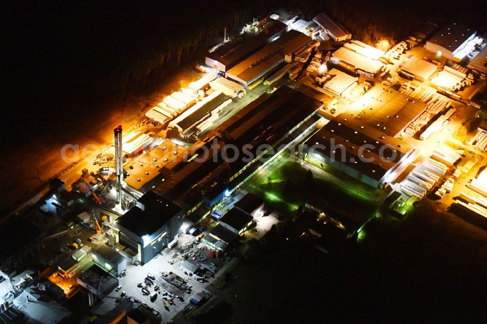 Flechtingen at night from the bird perspective: Night lighting Building and production halls on the premises of ROCKWOOL Mineralwolle GmbH in Flechtingen in the state Saxony-Anhalt, Germany