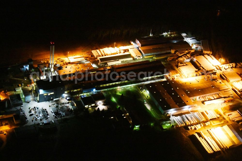 Aerial photograph at night Flechtingen - Night lighting Building and production halls on the premises of ROCKWOOL Mineralwolle GmbH in Flechtingen in the state Saxony-Anhalt, Germany