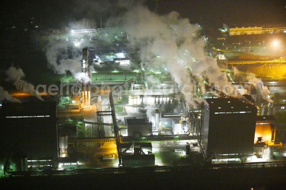 Aerial photograph at night Grana - Night lighting Building and production halls on the premises of Suedzucker AG on Kreisstrasse in Grana in the state Saxony-Anhalt, Germany