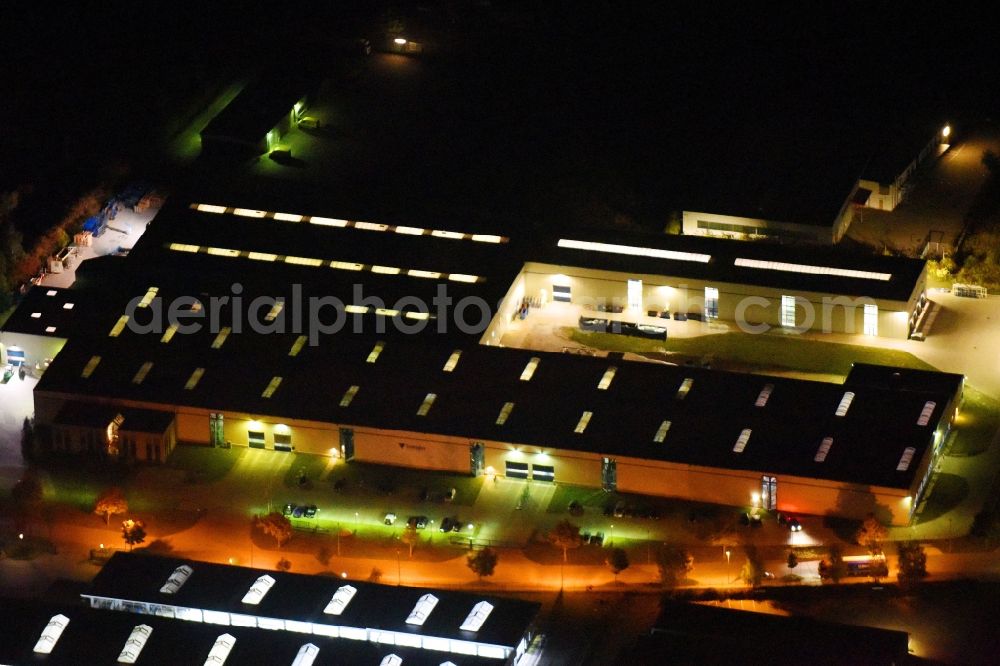 Neubrandenburg at night from above - Night lighting Building and production halls on the premises of Semcoglas Glastechnik GmbH on Feldmark in Neubrandenburg in the state Mecklenburg - Western Pomerania, Germany