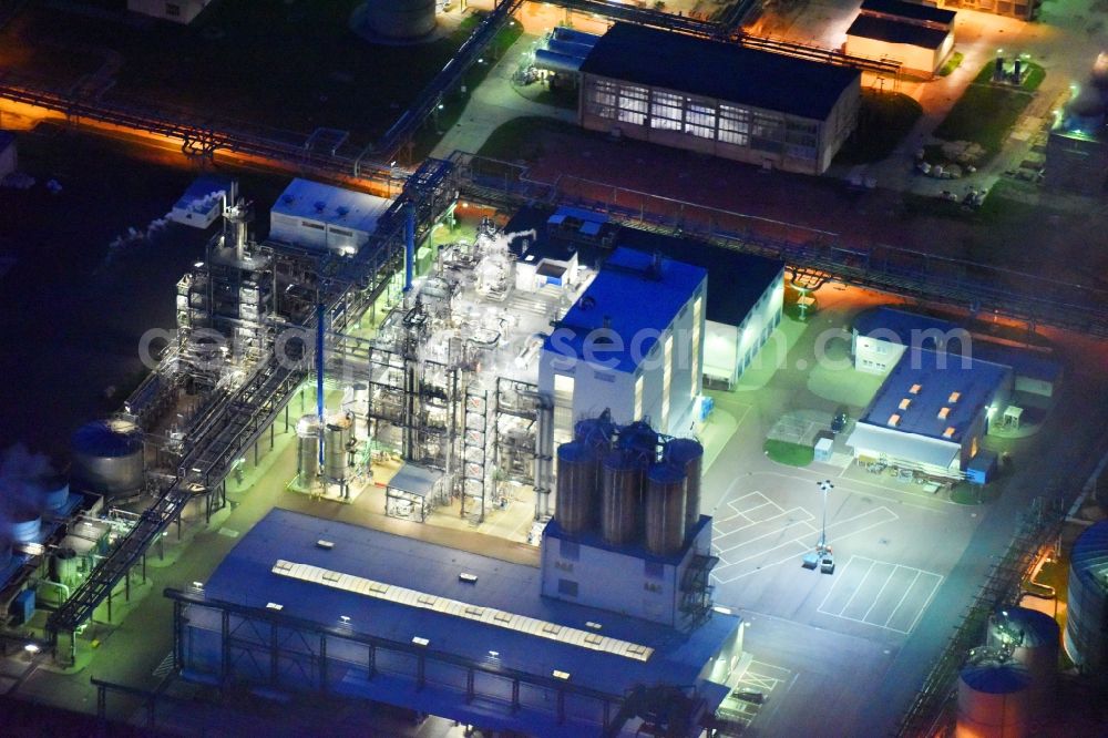 Piesteritz at night from the bird perspective: Night lighting refinery equipment and management systems on the factory premises of the chemical manufacturers of SKW Stickstoffwerke Piesteritz GmbH in Piesteritz in the state Saxony-Anhalt, Germany