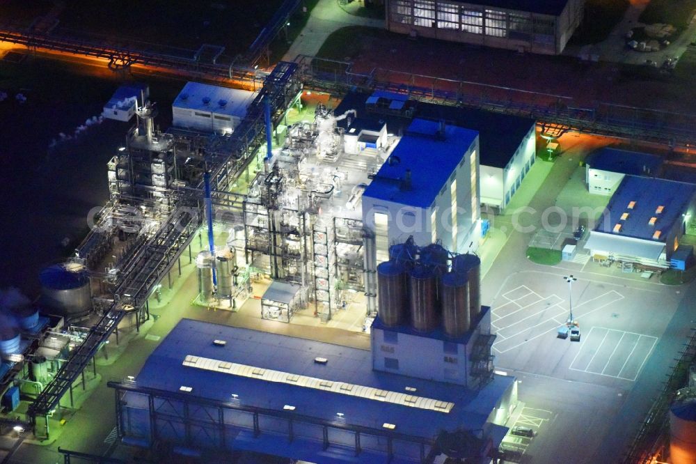 Aerial photograph at night Piesteritz - Night lighting refinery equipment and management systems on the factory premises of the chemical manufacturers of SKW Stickstoffwerke Piesteritz GmbH in Piesteritz in the state Saxony-Anhalt, Germany