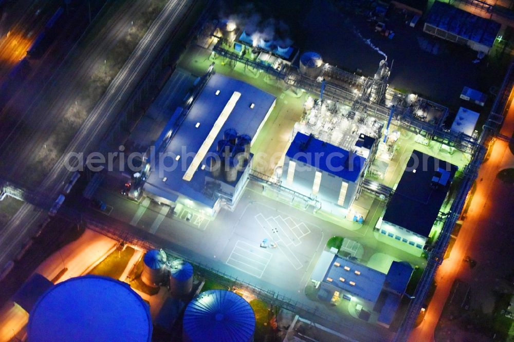 Piesteritz at night from the bird perspective: Night lighting refinery equipment and management systems on the factory premises of the chemical manufacturers of SKW Stickstoffwerke Piesteritz GmbH in Piesteritz in the state Saxony-Anhalt, Germany