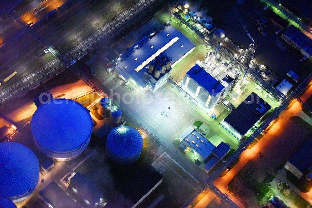 Aerial photograph at night Piesteritz - Night lighting refinery equipment and management systems on the factory premises of the chemical manufacturers of SKW Stickstoffwerke Piesteritz GmbH in Piesteritz in the state Saxony-Anhalt, Germany