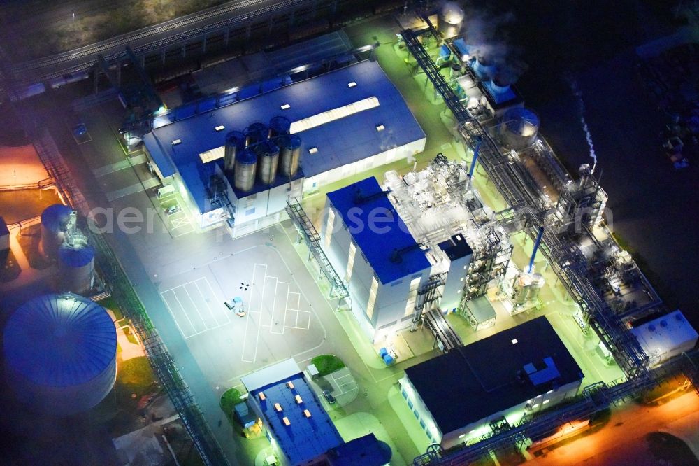 Piesteritz at night from the bird perspective: Night lighting refinery equipment and management systems on the factory premises of the chemical manufacturers of SKW Stickstoffwerke Piesteritz GmbH in Piesteritz in the state Saxony-Anhalt, Germany