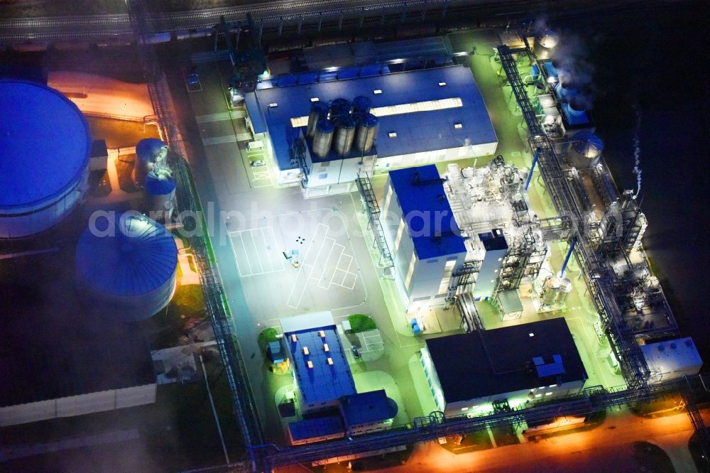 Aerial photograph at night Piesteritz - Night lighting refinery equipment and management systems on the factory premises of the chemical manufacturers of SKW Stickstoffwerke Piesteritz GmbH in Piesteritz in the state Saxony-Anhalt, Germany