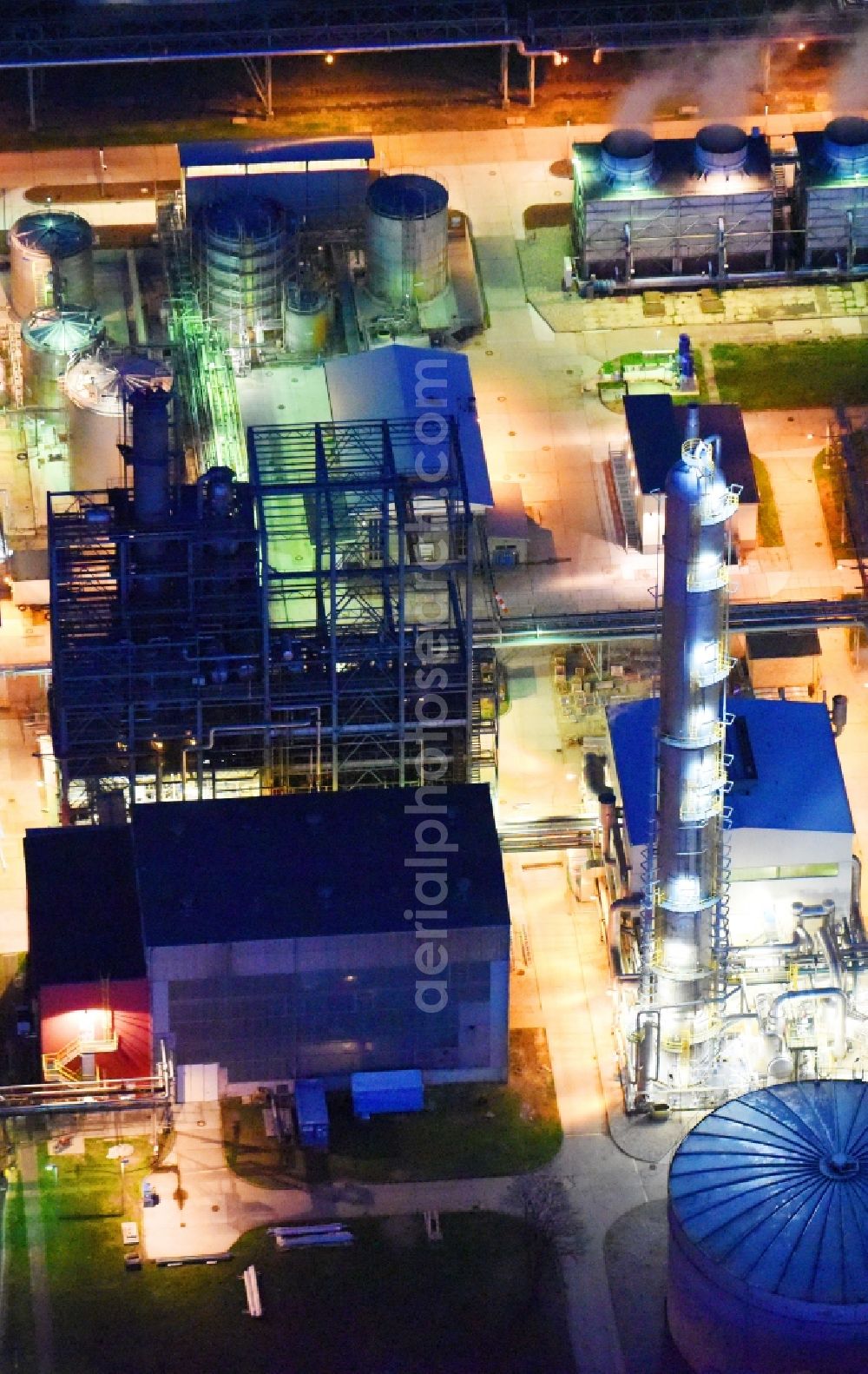 Piesteritz at night from the bird perspective: Night lighting refinery equipment and management systems on the factory premises of the chemical manufacturers of SKW Stickstoffwerke Piesteritz GmbH in Piesteritz in the state Saxony-Anhalt, Germany