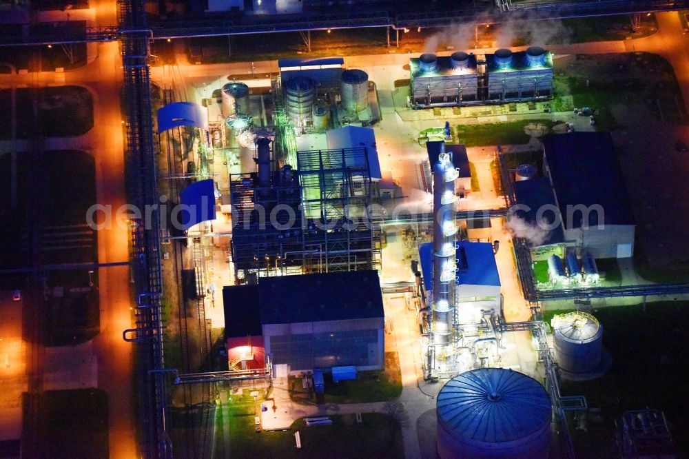 Aerial photograph at night Piesteritz - Night lighting refinery equipment and management systems on the factory premises of the chemical manufacturers of SKW Stickstoffwerke Piesteritz GmbH in Piesteritz in the state Saxony-Anhalt, Germany