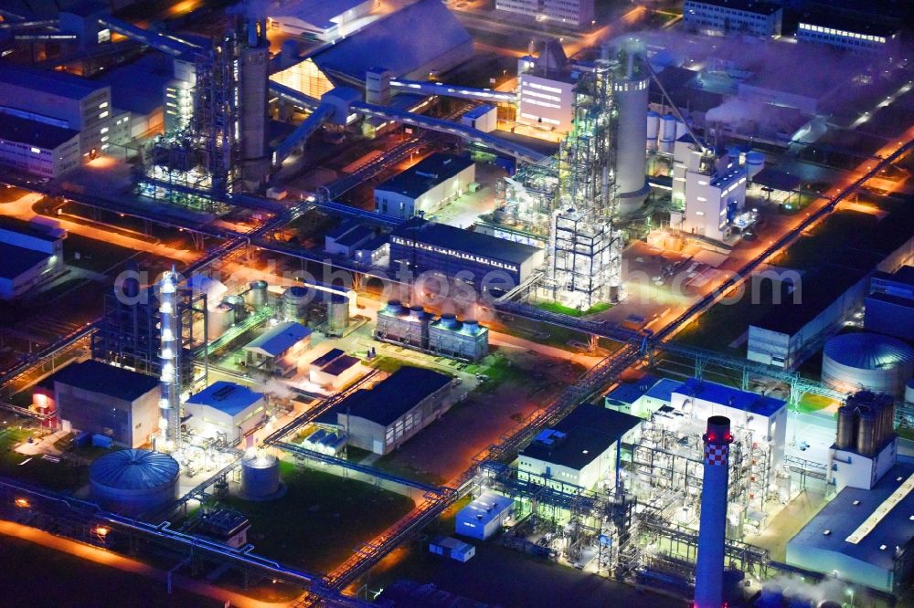 Aerial photograph at night Piesteritz - Night lighting refinery equipment and management systems on the factory premises of the chemical manufacturers of SKW Stickstoffwerke Piesteritz GmbH in Piesteritz in the state Saxony-Anhalt, Germany