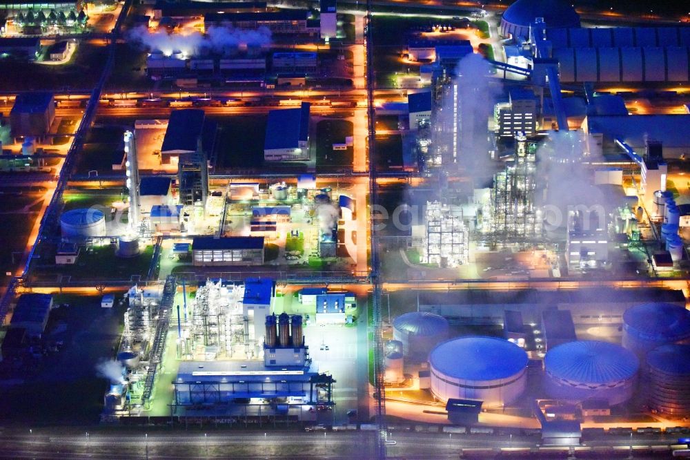 Piesteritz at night from the bird perspective: Night lighting refinery equipment and management systems on the factory premises of the chemical manufacturers of SKW Stickstoffwerke Piesteritz GmbH in Piesteritz in the state Saxony-Anhalt, Germany