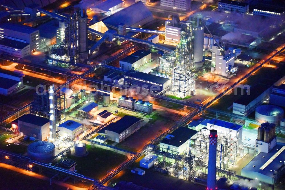 Aerial photograph at night Piesteritz - Night lighting refinery equipment and management systems on the factory premises of the chemical manufacturers of SKW Stickstoffwerke Piesteritz GmbH in Piesteritz in the state Saxony-Anhalt, Germany