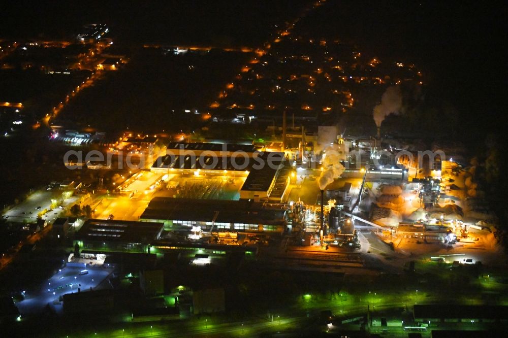 Aerial image at night Beeskow - Night lighting Building and production halls on the premises of Sonae Arauco Deutschland GmbH in Beeskow in the state Brandenburg, Germany