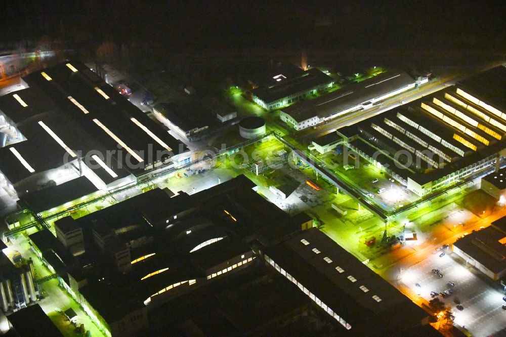 Fürstenwalde/Spree at night from the bird perspective: Night lighting Building and production halls on the premises of tyre1 GmbH & Co. KG - Pneumant Am Bahndonm - Reifenwerkring in Fuerstenwalde/Spree in the state Brandenburg, Germany