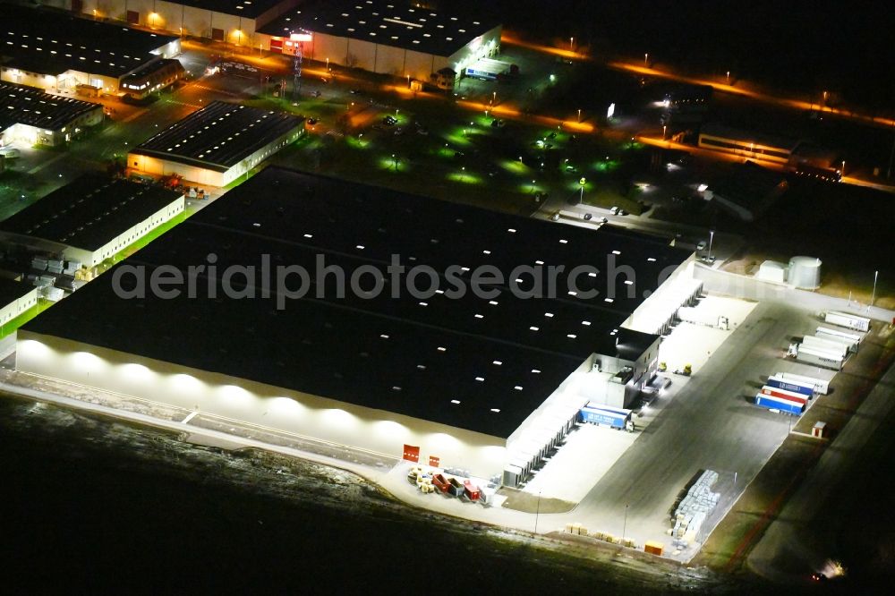 Sonneborn at night from the bird perspective: Night lighting Building and production halls on the premises of VELUX Deutschland GmbH on Arzbach in Sonneborn in the state Thuringia, Germany