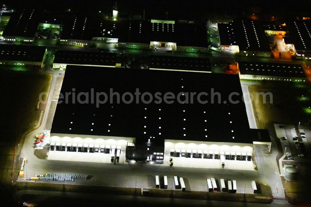 Aerial photograph at night Sonneborn - Night lighting Building and production halls on the premises of VELUX Deutschland GmbH on Arzbach in Sonneborn in the state Thuringia, Germany