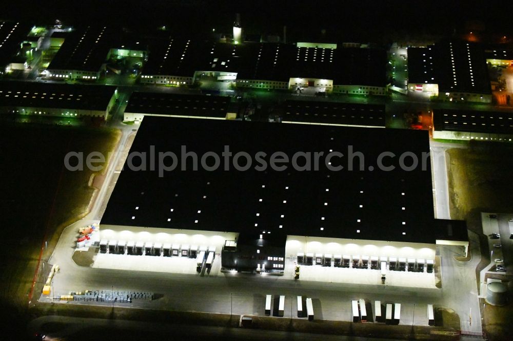 Aerial image at night Sonneborn - Night lighting Building and production halls on the premises of VELUX Deutschland GmbH on Arzbach in Sonneborn in the state Thuringia, Germany