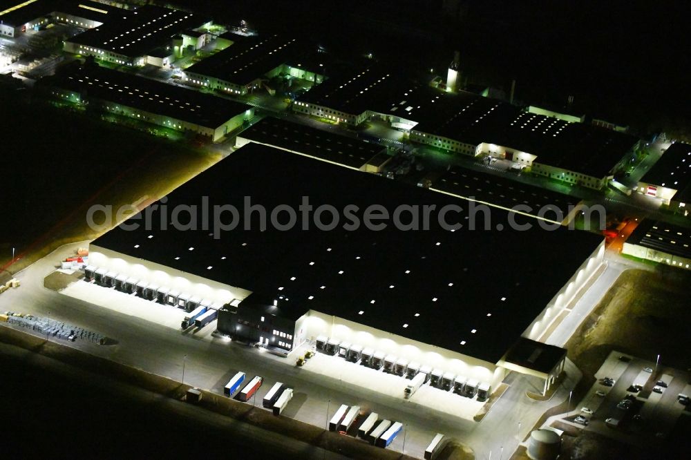 Sonneborn at night from the bird perspective: Night lighting Building and production halls on the premises of VELUX Deutschland GmbH on Arzbach in Sonneborn in the state Thuringia, Germany