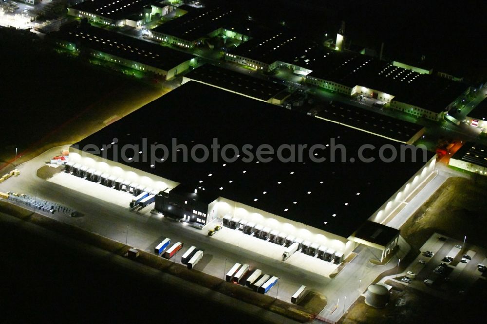 Aerial photograph at night Sonneborn - Night lighting Building and production halls on the premises of VELUX Deutschland GmbH on Arzbach in Sonneborn in the state Thuringia, Germany