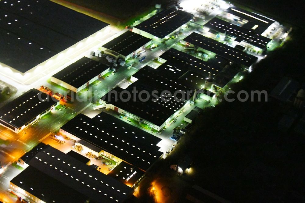 Sonneborn at night from the bird perspective: Night lighting Building and production halls on the premises of VELUX Deutschland GmbH on Arzbach in Sonneborn in the state Thuringia, Germany