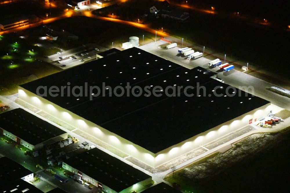 Aerial photograph at night Sonneborn - Night lighting Building and production halls on the premises of VELUX Deutschland GmbH on Arzbach in Sonneborn in the state Thuringia, Germany