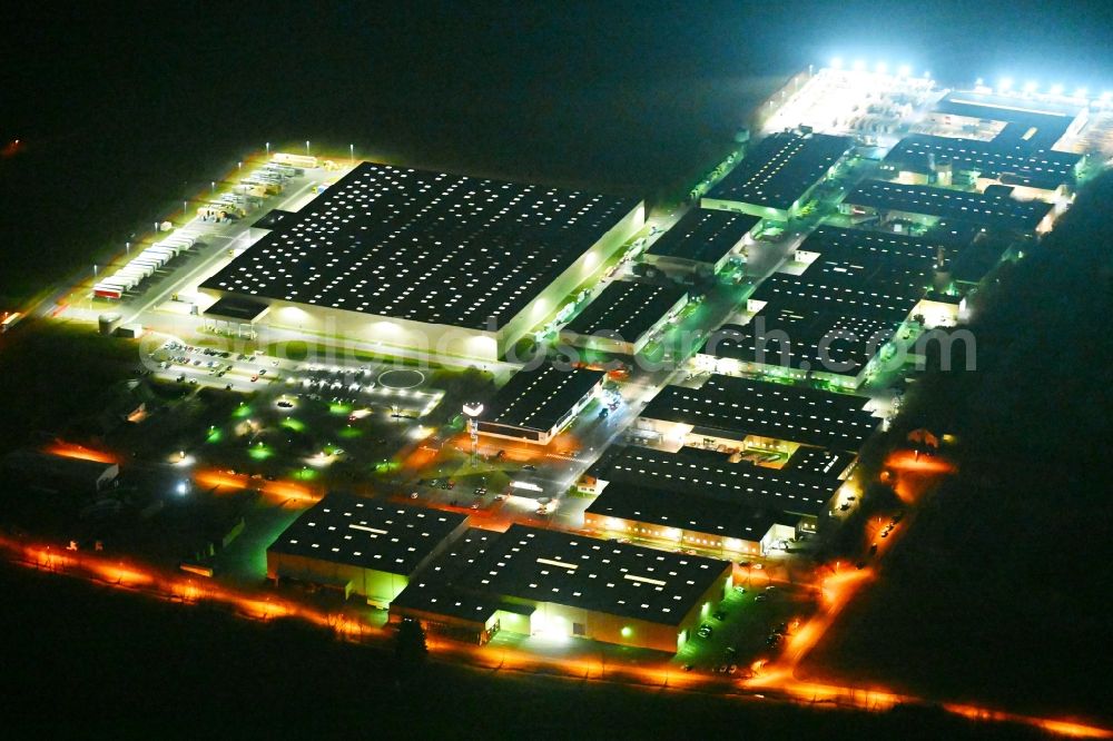 Aerial image at night Sonneborn - Night lighting building and production halls on the premises VELUX on Arzbach in Sonneborn in the Thuringian Forest in the state Thuringia, Germany