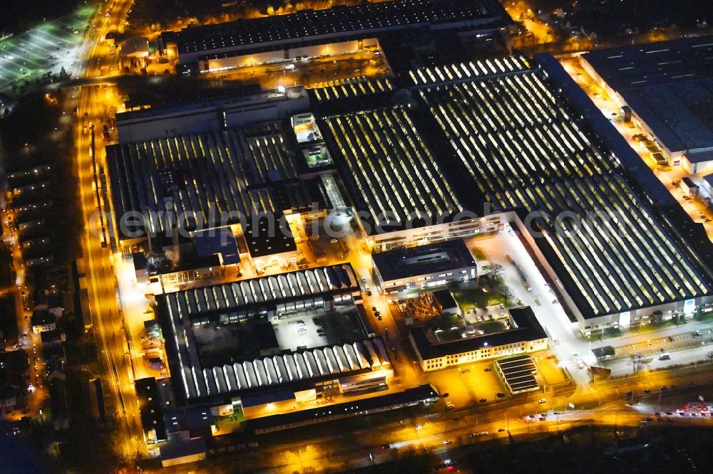 Braunschweig at night from the bird perspective: Night lighting Building and production halls on the premises of of Volkswagen AG in the district Nordstadt in Braunschweig in the state Lower Saxony, Germany