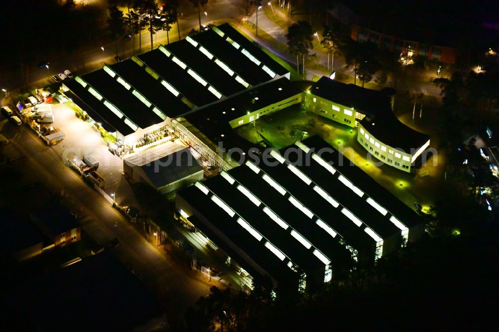 Aerial image at night Velten - Night lighting building and production halls on the premises of Wall GmbH on Parkallee in Velten in the state Brandenburg, Germany