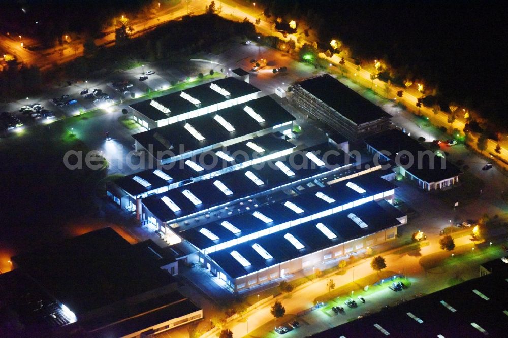 Neubrandenburg at night from the bird perspective: Night lighting Building and production halls on the premises of Weber Maschinenbau GmbH on Feldmark in Neubrandenburg in the state Mecklenburg - Western Pomerania, Germany