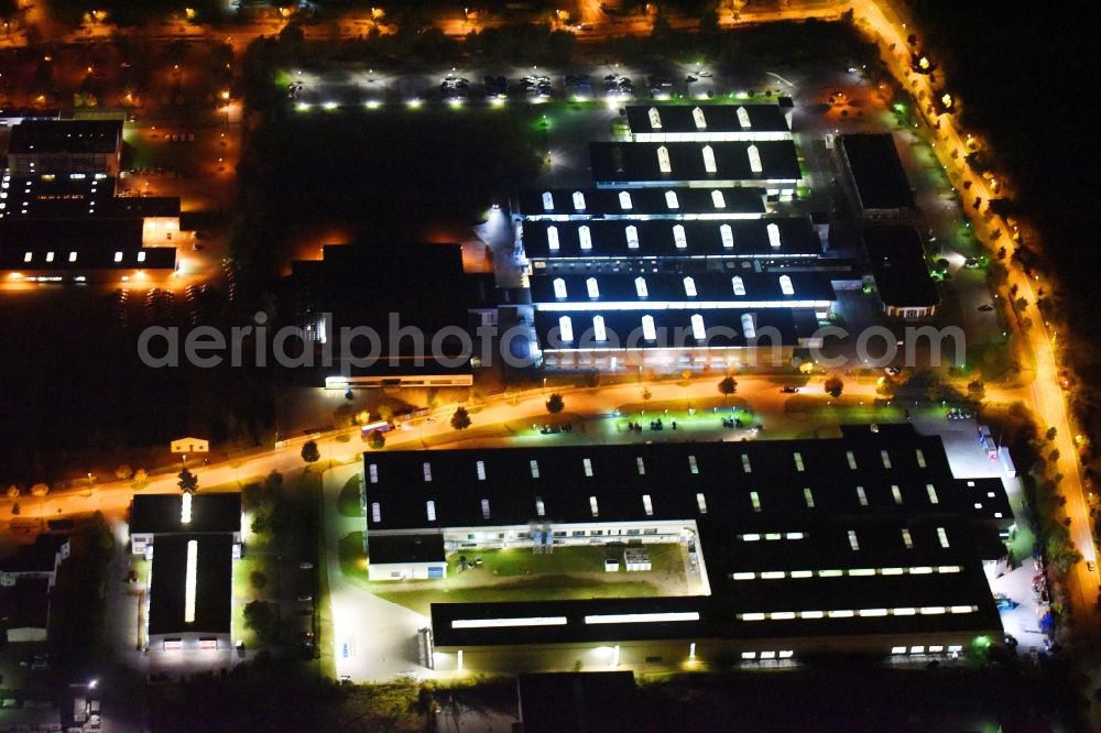 Aerial photograph at night Neubrandenburg - Night lighting Building and production halls on the premises of Weber Maschinenbau GmbH on Feldmark in Neubrandenburg in the state Mecklenburg - Western Pomerania, Germany