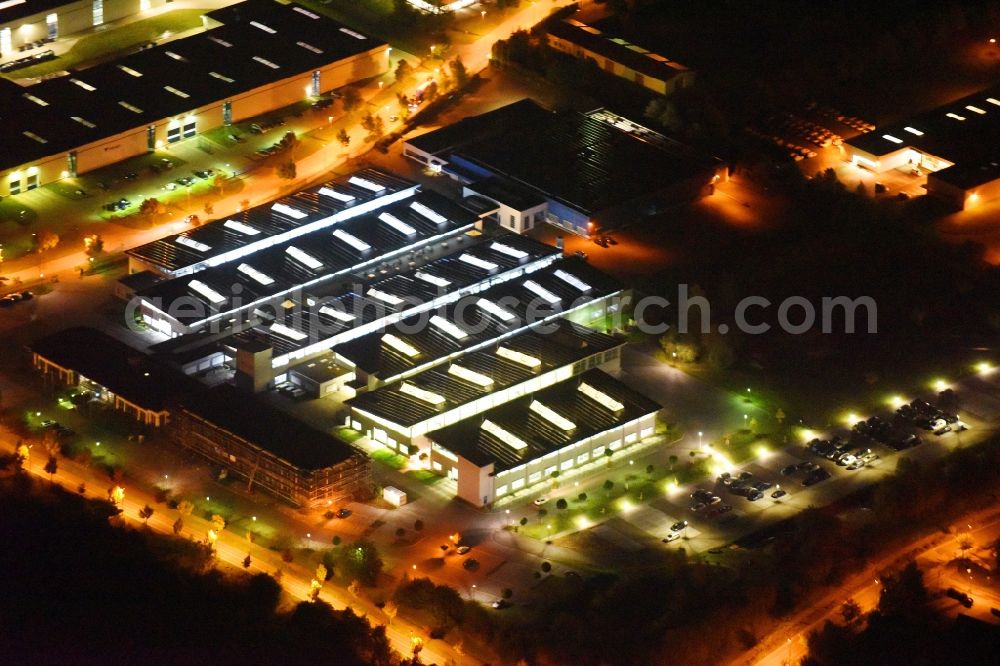 Aerial image at night Neubrandenburg - Night lighting Building and production halls on the premises of Weber Maschinenbau GmbH on Feldmark in Neubrandenburg in the state Mecklenburg - Western Pomerania, Germany