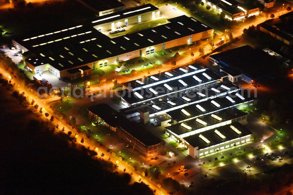 Neubrandenburg at night from the bird perspective: Night lighting Building and production halls on the premises of Weber Maschinenbau GmbH on Feldmark in Neubrandenburg in the state Mecklenburg - Western Pomerania, Germany