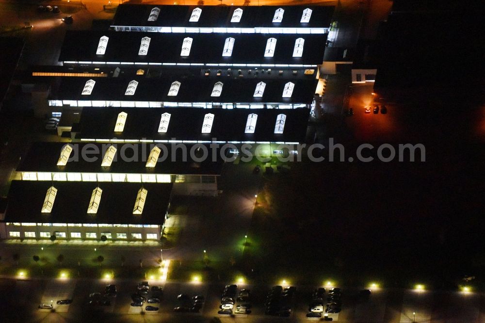 Aerial photograph at night Neubrandenburg - Night lighting Building and production halls on the premises of Weber Maschinenbau GmbH on Feldmark in Neubrandenburg in the state Mecklenburg - Western Pomerania, Germany