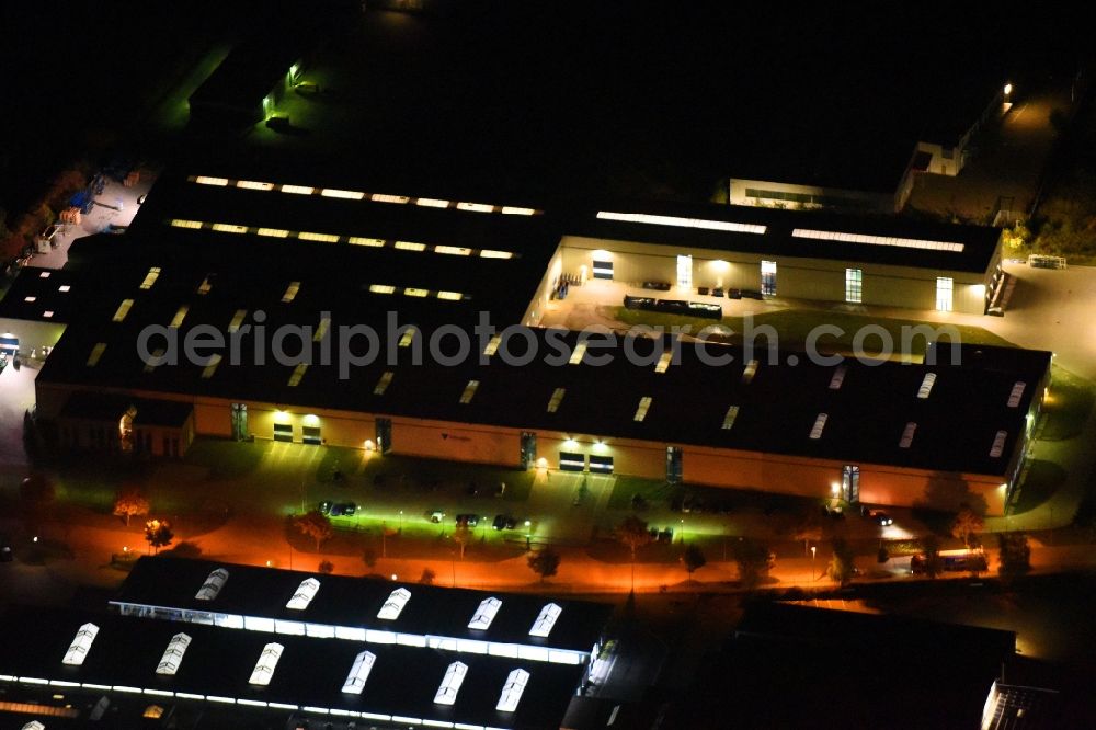 Aerial image at night Neubrandenburg - Night lighting Building and production halls on the premises of Weber Maschinenbau GmbH on Feldmark in Neubrandenburg in the state Mecklenburg - Western Pomerania, Germany