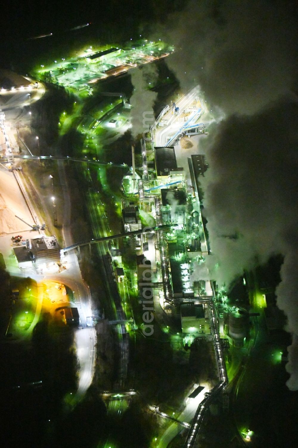 Blankenstein at night from the bird perspective: Night lighting Building and production halls on the premises of Zellstoff- and Papierfabrik Rosenthal GmbH on Hauptstrasse in Blankenstein in the state Thuringia, Germany