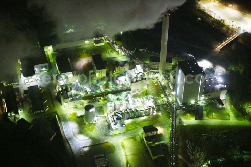 Blankenstein at night from the bird perspective: Night lighting Building and production halls on the premises of Zellstoff- and Papierfabrik Rosenthal GmbH on Hauptstrasse in Blankenstein in the state Thuringia, Germany