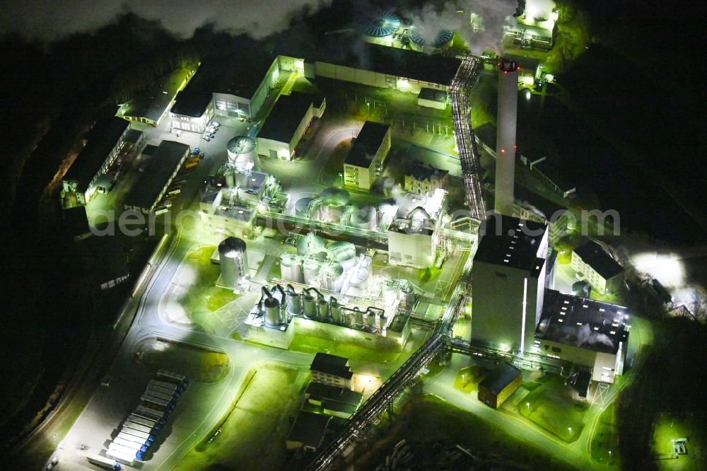 Blankenstein at night from the bird perspective: Night lighting Building and production halls on the premises of Zellstoff- and Papierfabrik Rosenthal GmbH on Hauptstrasse in Blankenstein in the state Thuringia, Germany