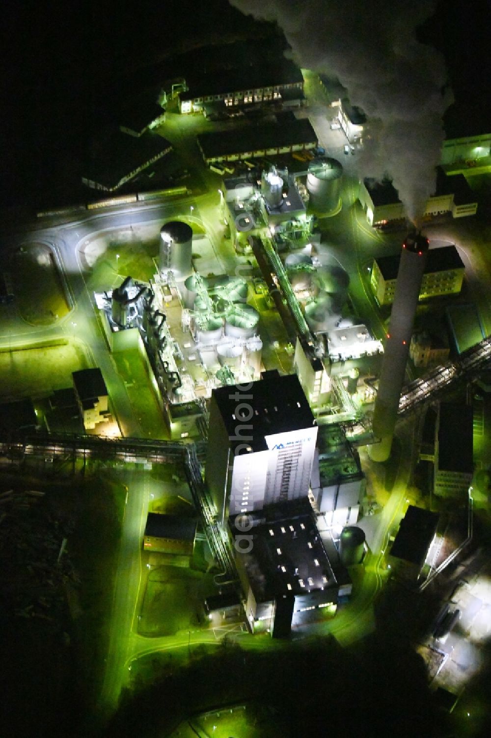 Blankenstein at night from the bird perspective: Night lighting Building and production halls on the premises of Zellstoff- and Papierfabrik Rosenthal GmbH on Hauptstrasse in Blankenstein in the state Thuringia, Germany