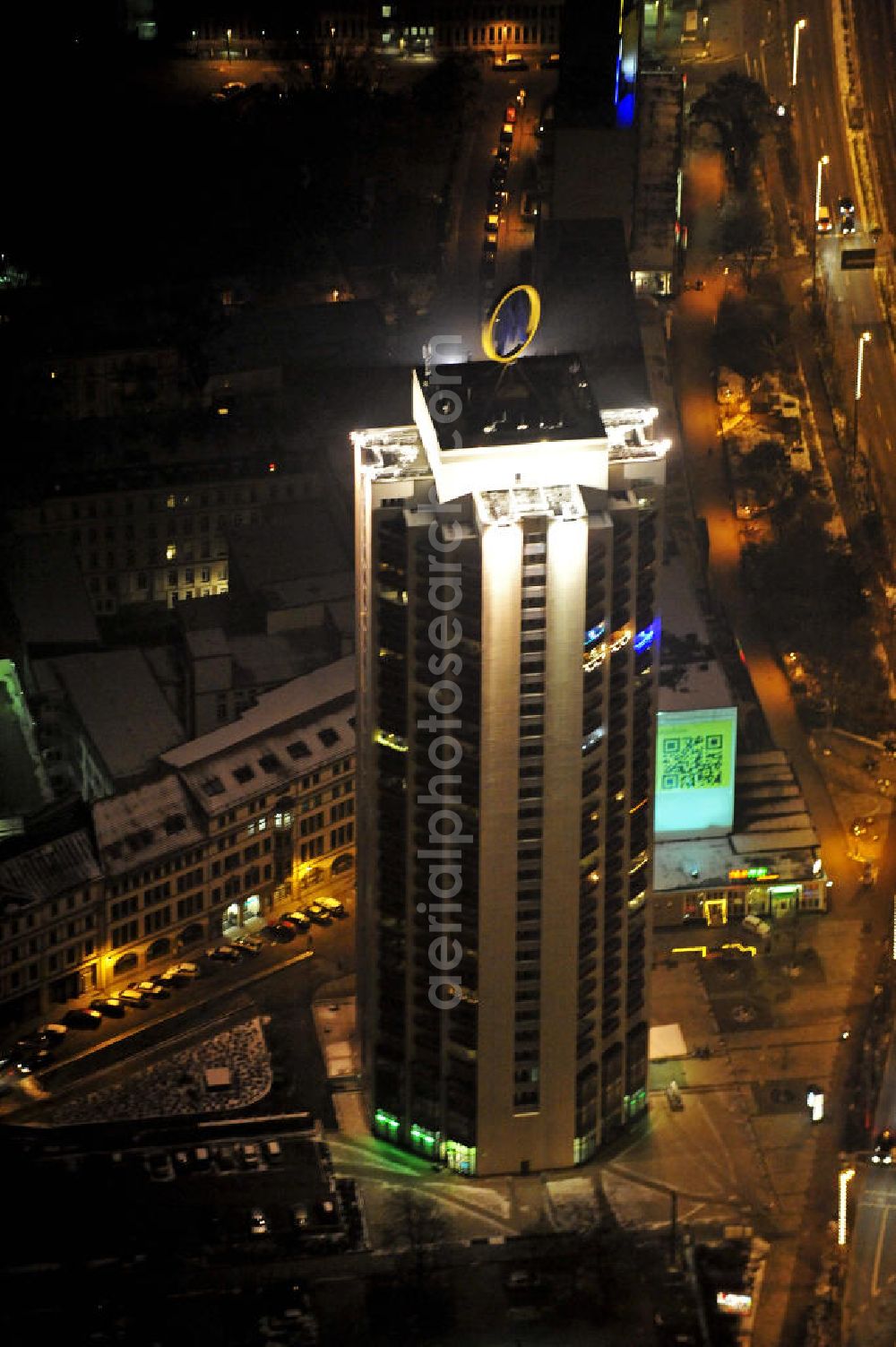 Aerial image at night Leipzig - Nachtaufnahme des Wintergartenhochhauses in der Wintergartenstraße. Das Hochhaus ist mit 106,8 m eines der höchsten Wohngebäude Deuschlands und ist besonders durch sein weithin sichtbares Messelogo bekannt. Night view of the highrise in the Wintergartenstrasse.