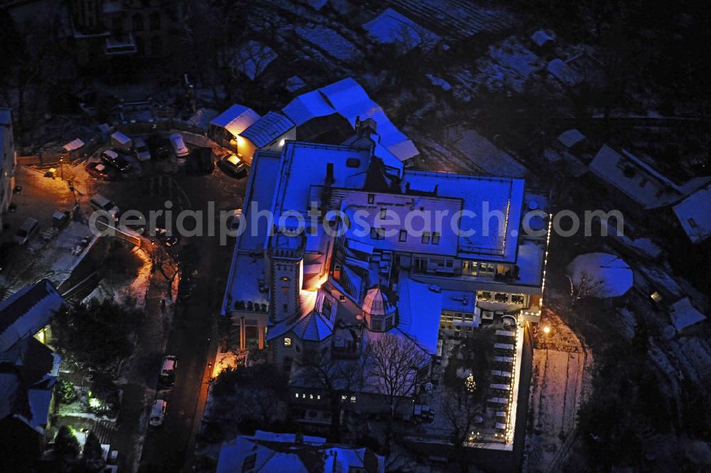 Dresden at night from the bird perspective: Nachtaufnahme des winterlich mit Schnee bedeckten Restaurants Luisenhof im Stadtteil Loschwitz. Es ist eines der bekanntesten Restaurants Dresdens und sein Name geht auf die ehemalige sächsische Kronprinzessin Luise von Toskana zurück. Night shot of the wintry snow-covered restaurant Luisenhof in the district Loschwitz.