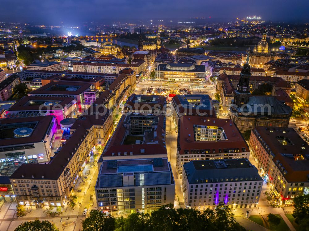 Dresden at night from the bird perspective: Night lighting multi-family residential and commercial building Wohnquartier am Altmarkt between Kramergasse and Schreibergasse in the district Zentrum in Dresden in the federal state of Saxony, Germany