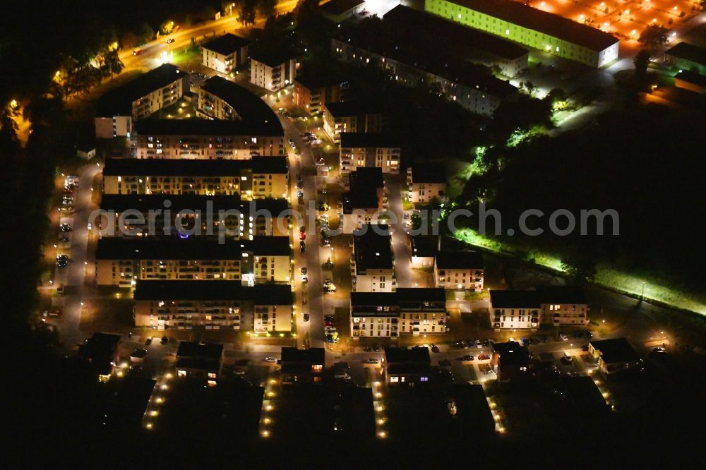 Aerial photograph at night Potsdam - Night lighting residential area of the multi-family house settlement Carl-Daehne-Strasse - Zum Duesteren Teich in the district Eiche in Potsdam in the state Brandenburg, Germany