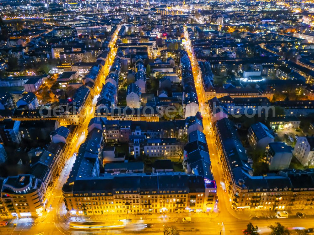 Aerial photograph at night Dresden - Night lighting residential area of the multi-family housing estate on Goerlitzer Strasse, Alaunstrasse and Bischofsweg in the district of Neustadt in Dresden in the federal state of Saxony, Germany