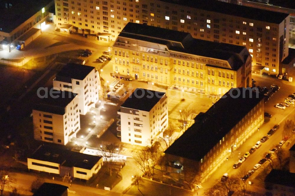 Aerial photograph at night Magdeburg - Night lighting Residential area of the multi-family house settlement Weitlingstrasse in the district Altstadt in Magdeburg in the state Saxony-Anhalt