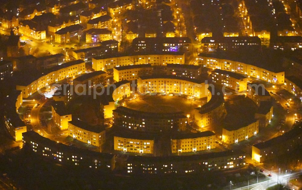 Leipzig at night from the bird perspective: Night lighting Residential area a row house settlement Nibelungensiedlung - Rundling on Siegfriedplatz - Nibelungenring in the district Loessnig in Leipzig in the state Saxony, Germany