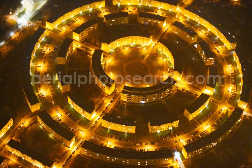 Leipzig at night from the bird perspective: Night lighting Residential area a row house settlement Nibelungensiedlung - Rundling on Siegfriedplatz - Nibelungenring in the district Loessnig in Leipzig in the state Saxony, Germany